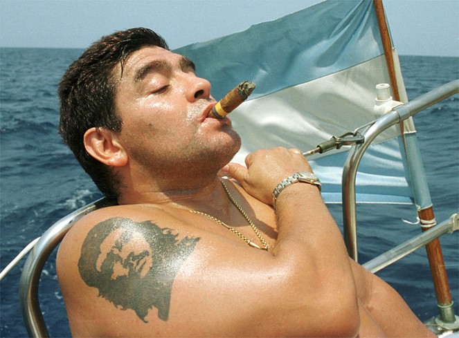 Hàng loạt các danh thủ của bóng đá thế giới đều hút thuốc lá và coi đó là một việc rất bình thường như Diego Maradona.